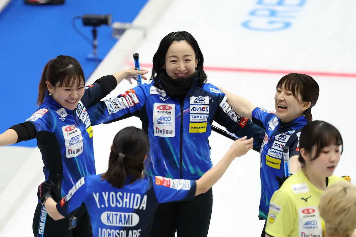【画像・写真】＜カーリング日本選手権第6日　フィロシーク青森VSロコ・ソラーレ＞勝利し笑顔を見せるロコ・ソラーレの（左から）吉田知、藤沢、鈴木（撮影・小海途　良幹）