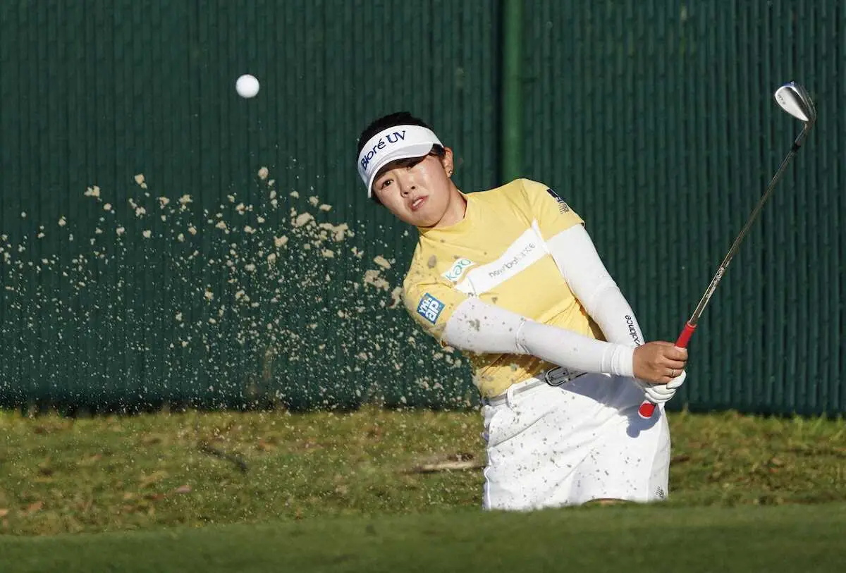 【画像・写真】＜ファウンダーズ女子第1R＞11番でバンカーショットを放つ山下美夢有。3アンダーで12位