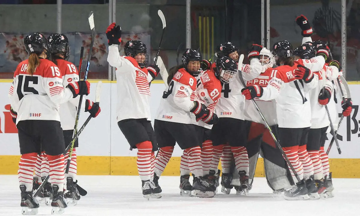【画像・写真】五輪出場を決め喜ぶ日本チーム　（撮影・西川祐介）