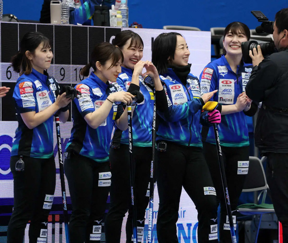 【画像・写真】【カーリング】女子準決勝は序盤からWテークアウト合戦！田畑が決めれば藤沢がお返し！！