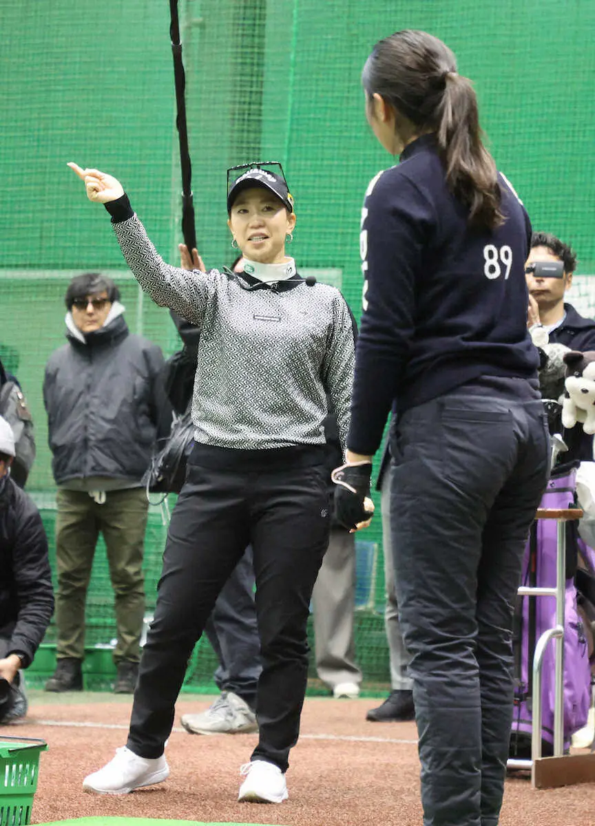 【画像・写真】上田桃子が1カ月ぶりにクラブを握ってジュニアレッスン　朝8時起きでも罪悪感を抱く日々を告白