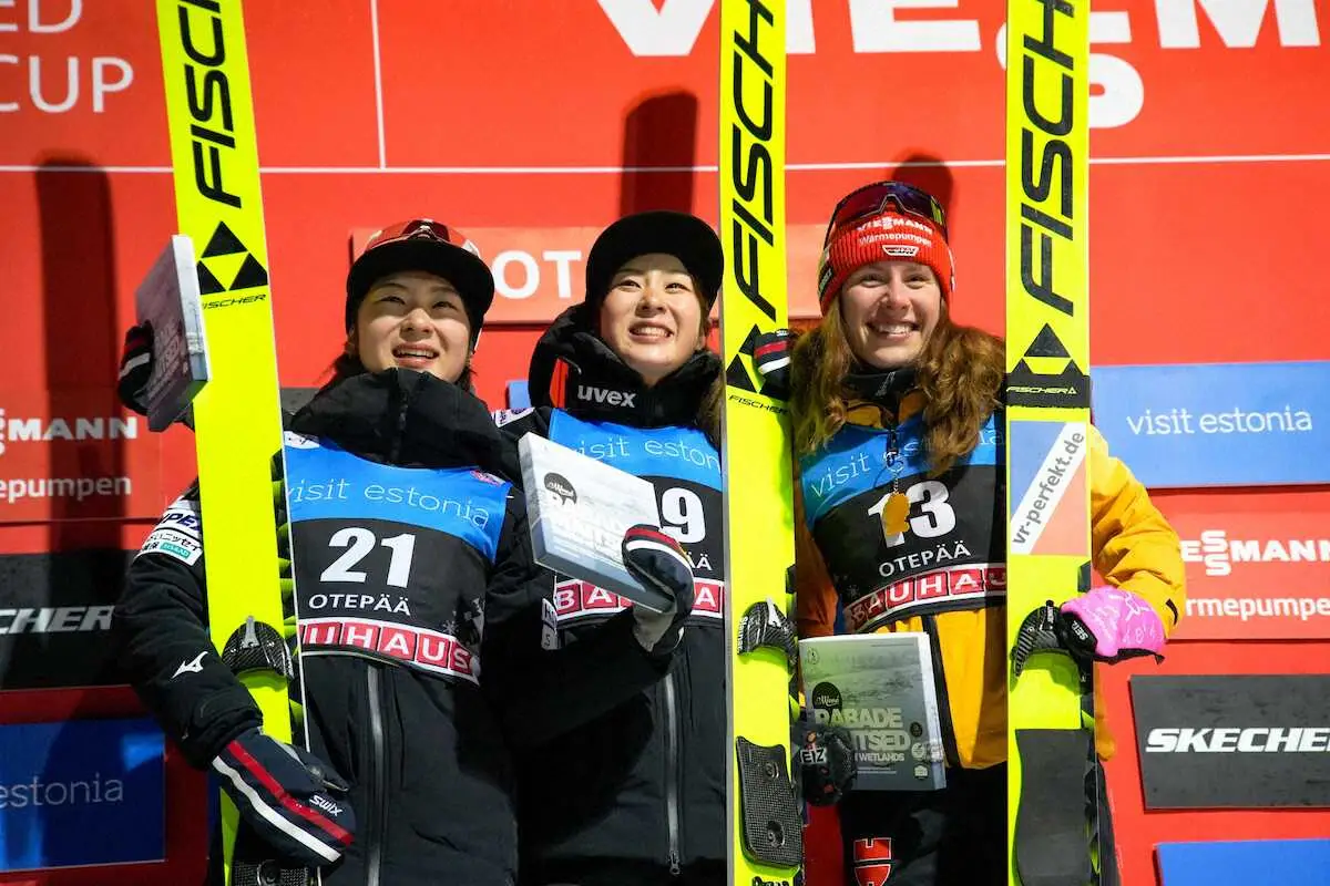 【画像・写真】【ノルディック複合】21歳の葛西優奈がW杯初V　双子の妹・春香も2位　「一緒の表彰台うれしい」