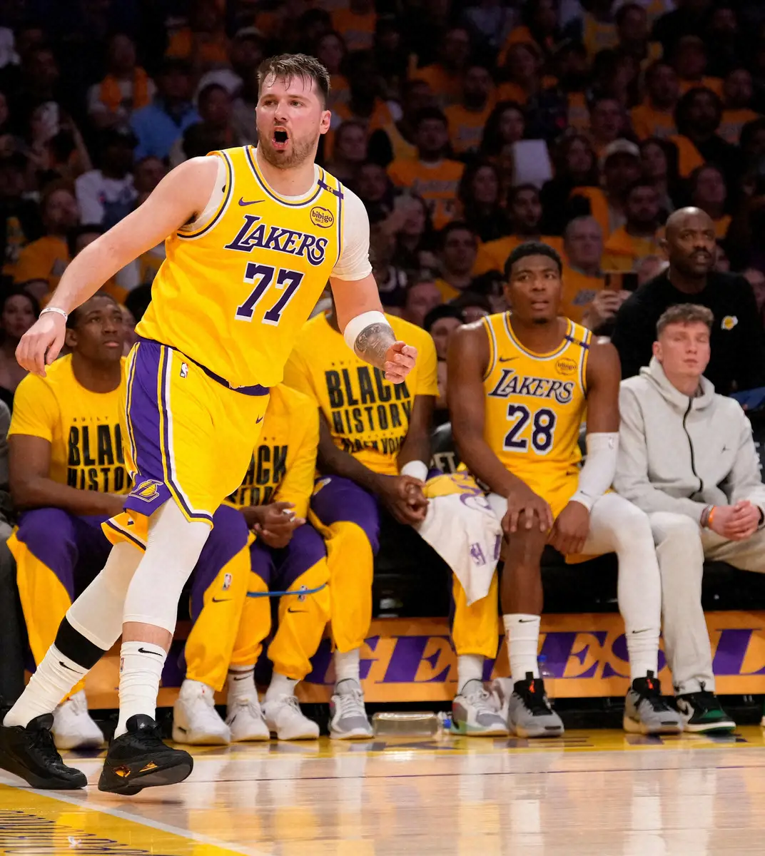 【画像・写真】ベンチからドンチッチ（左手前）を見つめる八村（右から2人目）（AP）