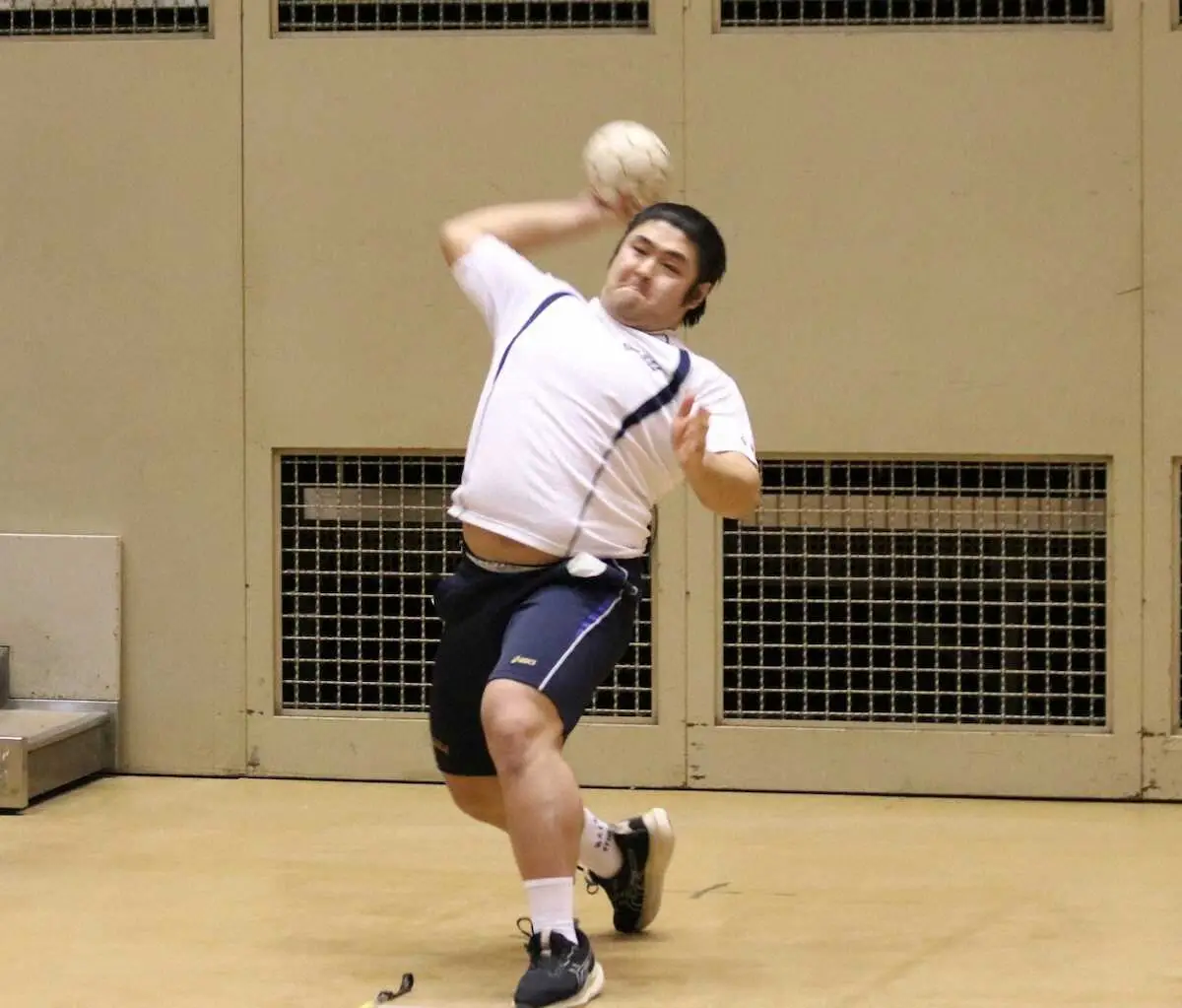 【画像・写真】新弟子運動能力検査でハンドボール投げを行う今田（撮影・中村　和也）