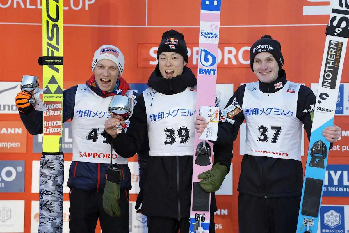【画像・写真】W杯ジャンプ男子個人第22戦で優勝した小林陵侑（中央）