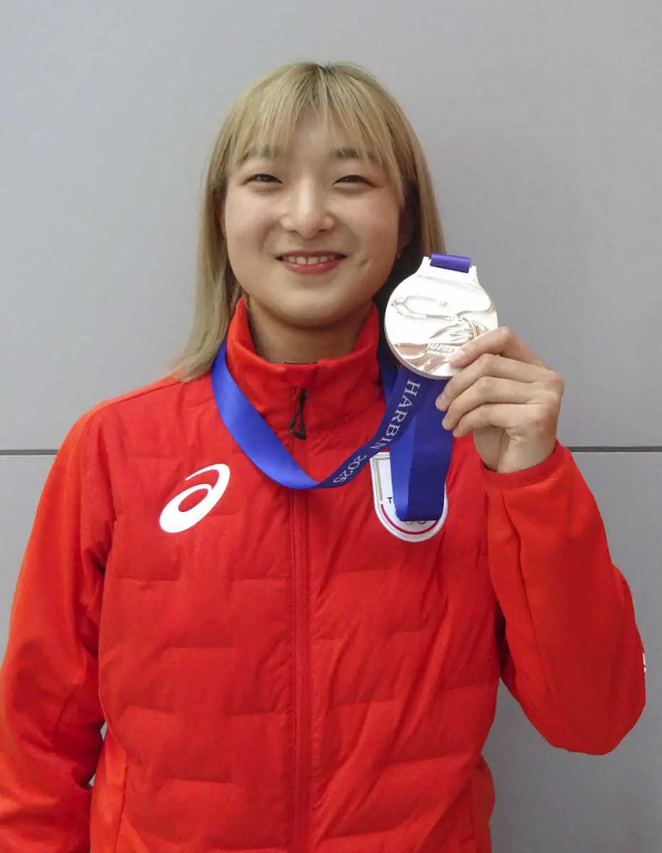 【画像・写真】　冬季アジア大会から帰国し、銀メダルを手にするフィギュアスケート女子の坂本花織＝15日、関西空港