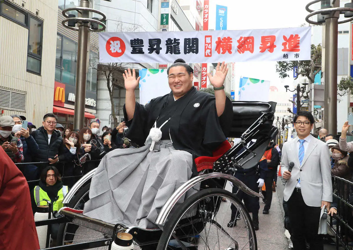 【画像・写真】2万5000人が祝福！新横綱・豊昇龍「日本のふるさと」でパレード「勇気もらった」　人生初の人力車に…