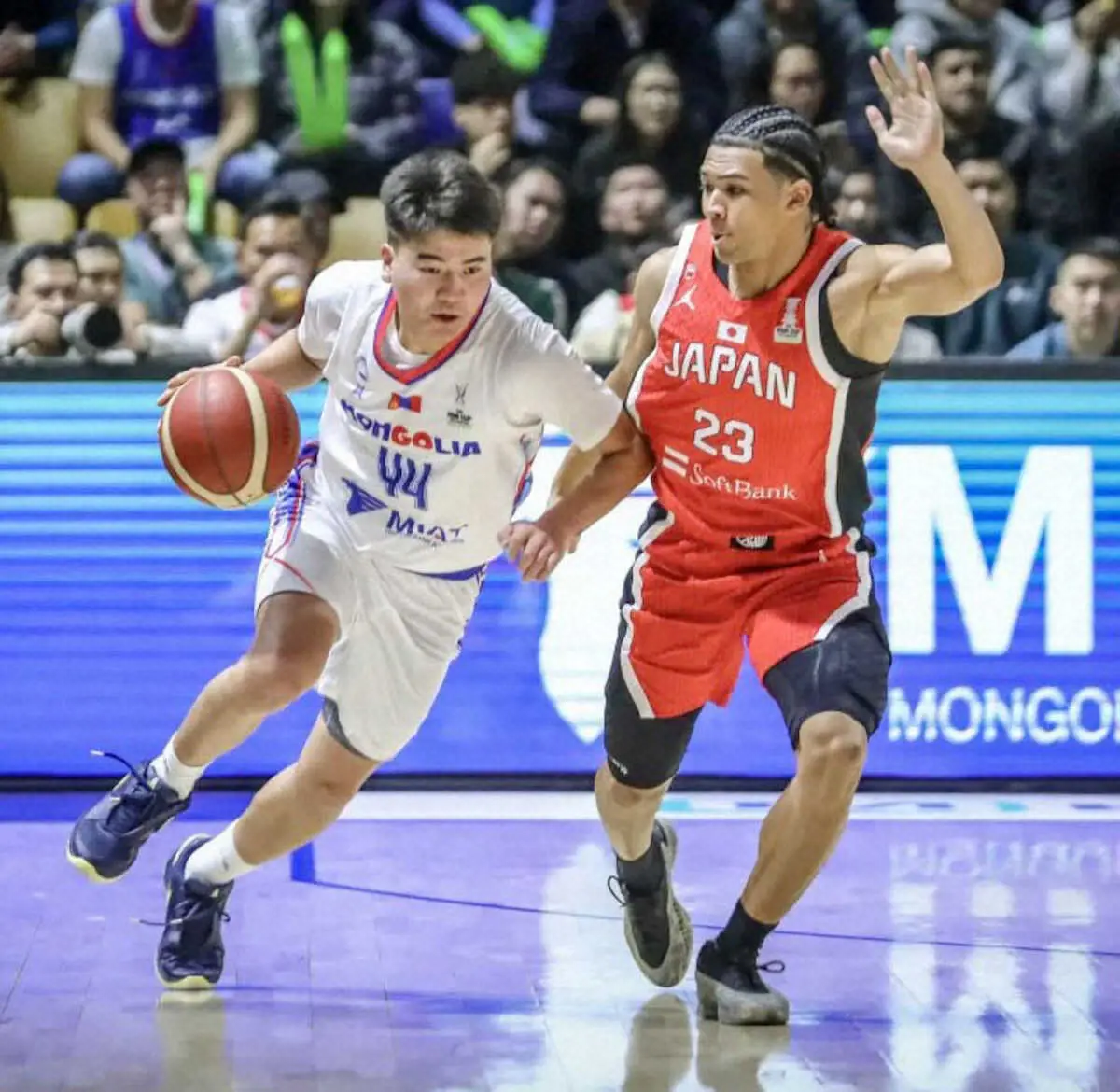 【画像・写真】モンゴル戦で相手をマークするハーパー（右）