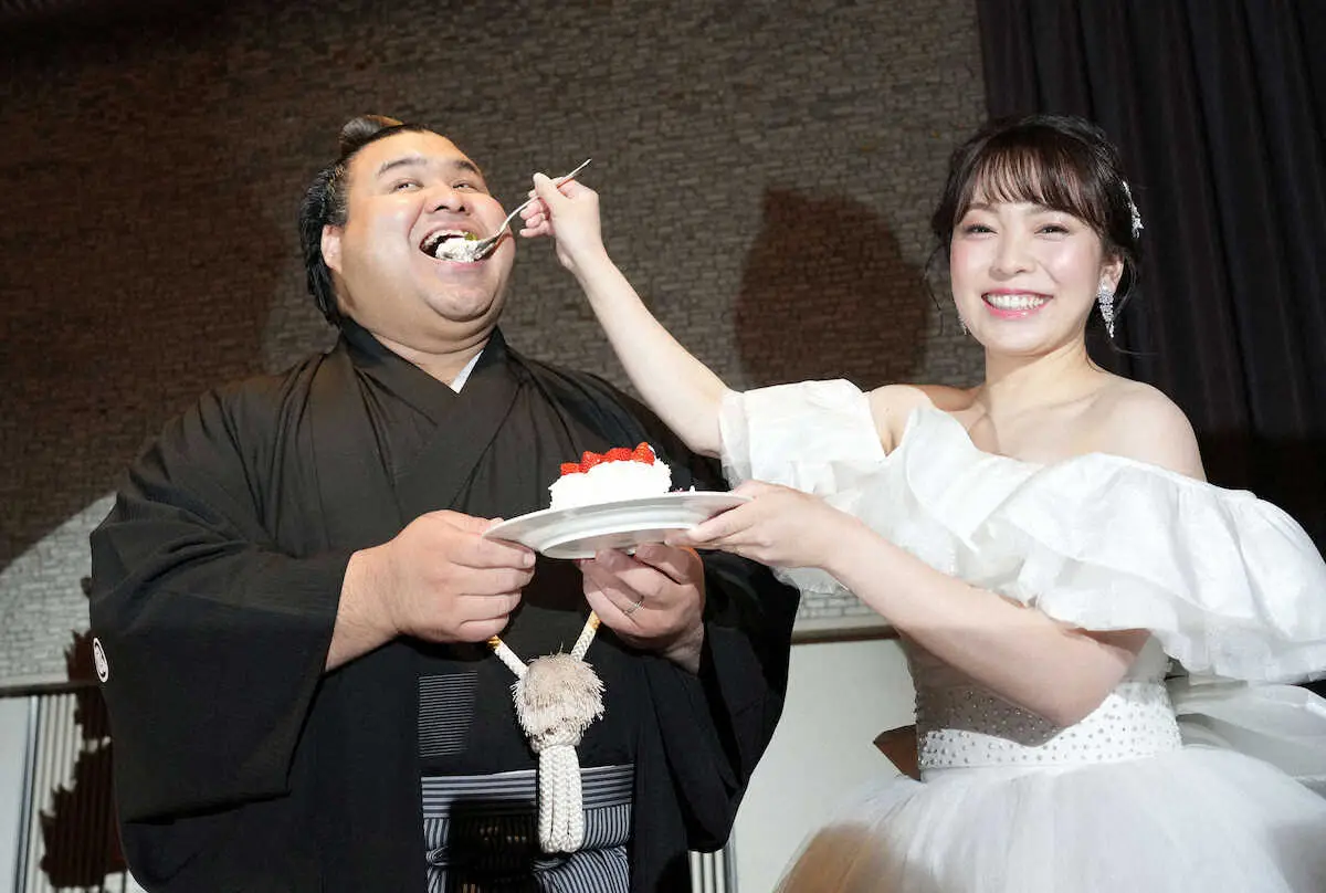 【画像・写真】結婚披露宴でウェディングケーキをファーストバイトする高安（左）と杜このみ（代表撮影）