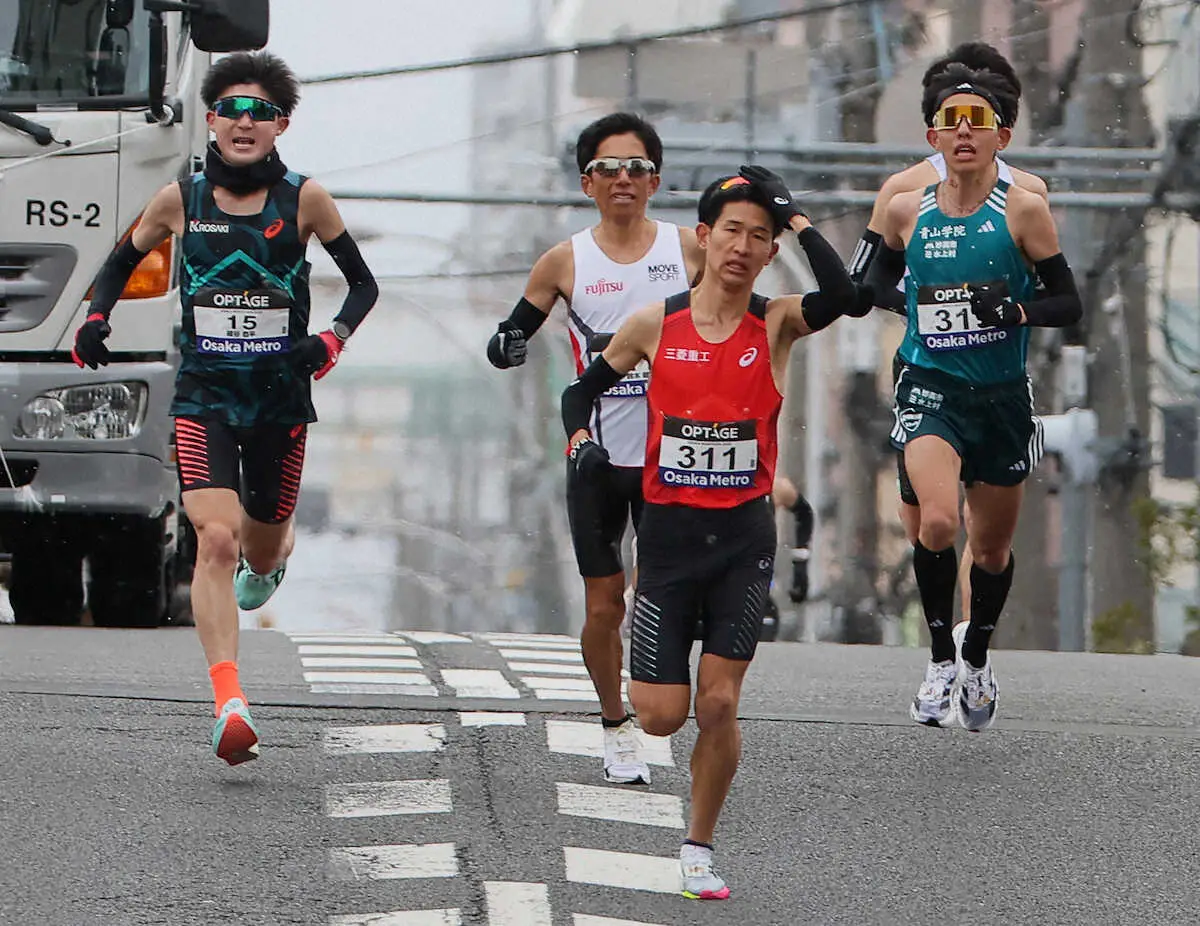 【画像・写真】40キロ付近、第2集団から抜け出す近藤亮太（手前）。奥は左から細谷恭平、鈴木健吾、黒田朝日
