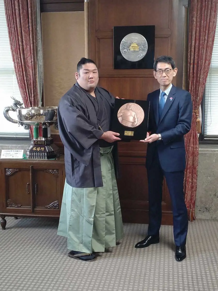 【画像・写真】尊富士、前年優勝力士が造幣局を訪問「給料が増えた」前日は府庁で吉村知事訪問と多忙