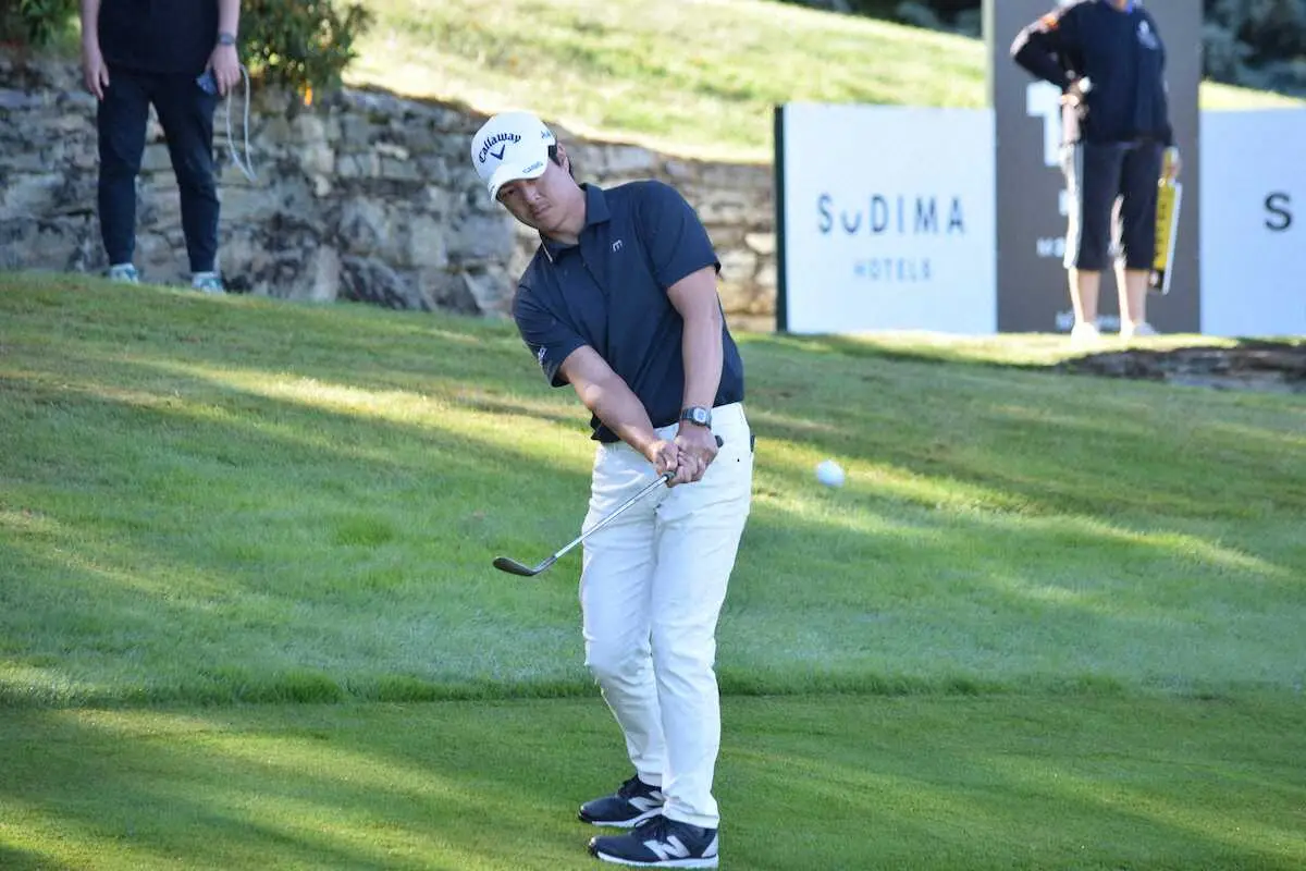 【画像・写真】17番、アプローチする石川遼