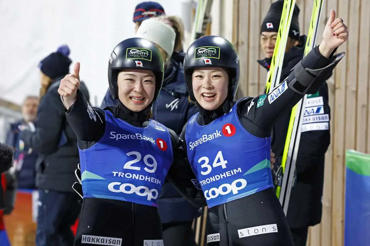 【画像・写真】複合女子で優勝した葛西優奈（右）と3位に入った双子の妹、春香