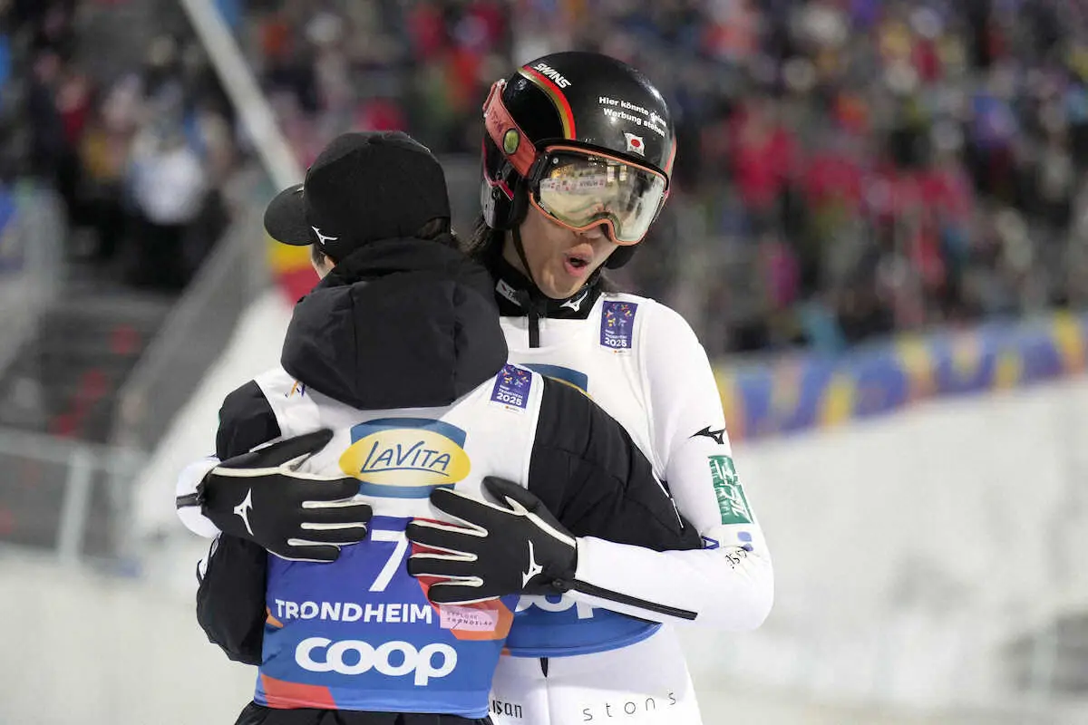 【画像・写真】2回目の飛躍を終えた中村（右）は二階堂と抱き合う（AP）