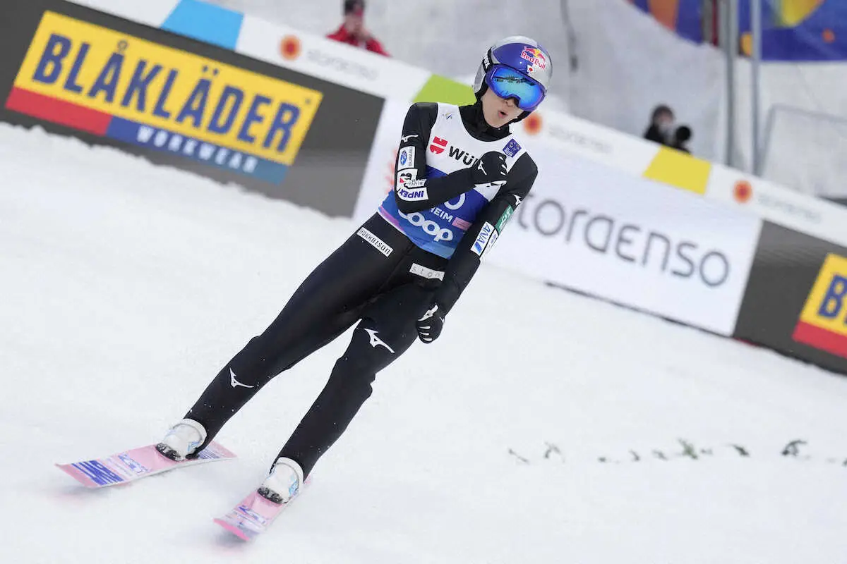 【画像・写真】2回目に137メートルを飛んで拳を握りしめる小林陵侑（AP）