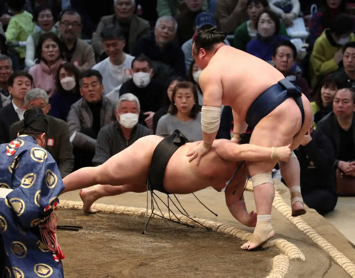 【画像・写真】露払いの明生は物言いの末に黒星　本場所は「凄い歓声だった」