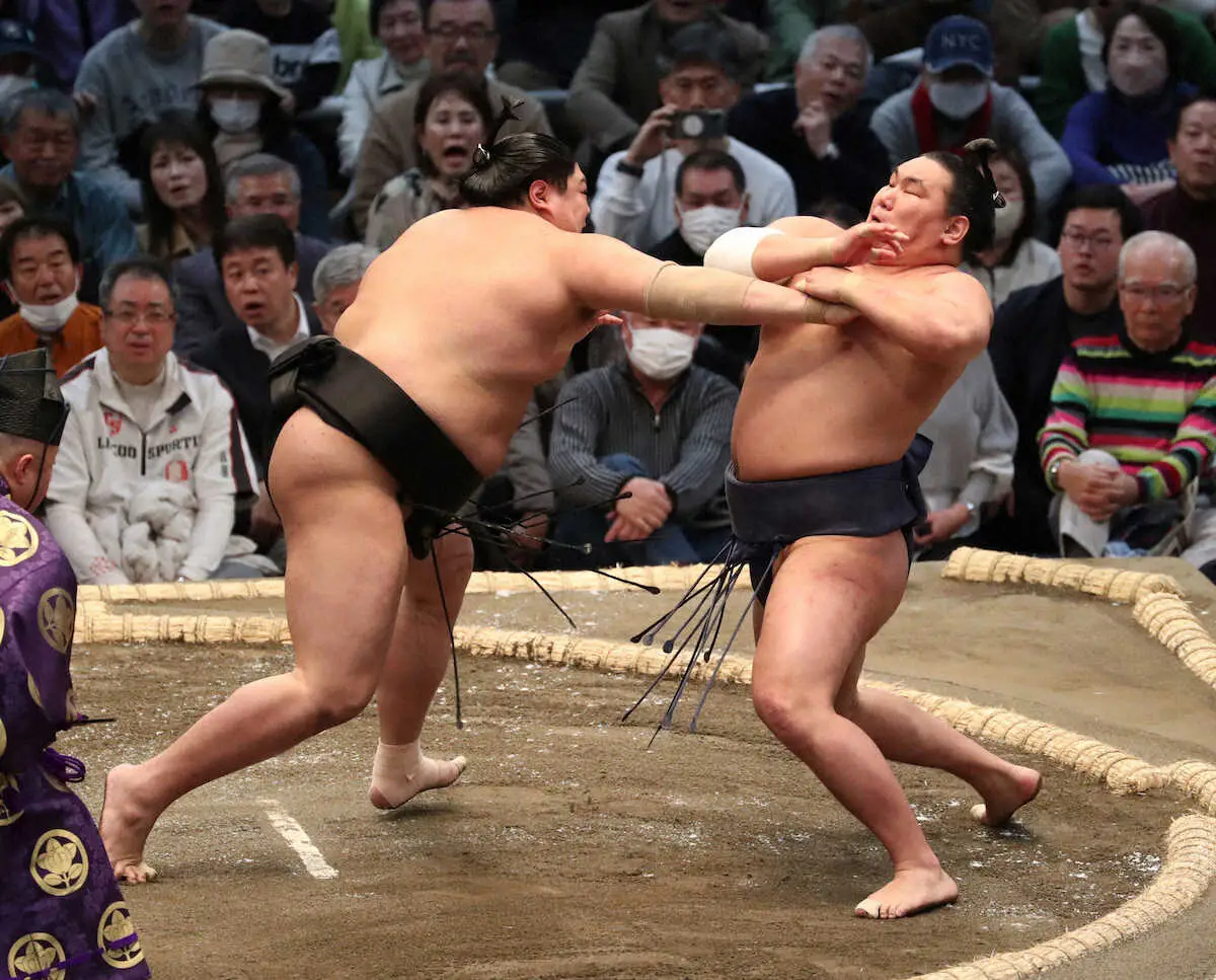 【画像・写真】＜大相撲春場所初日＞立ちあいから阿炎（左）に押される豊昇龍（撮影・奥　調）