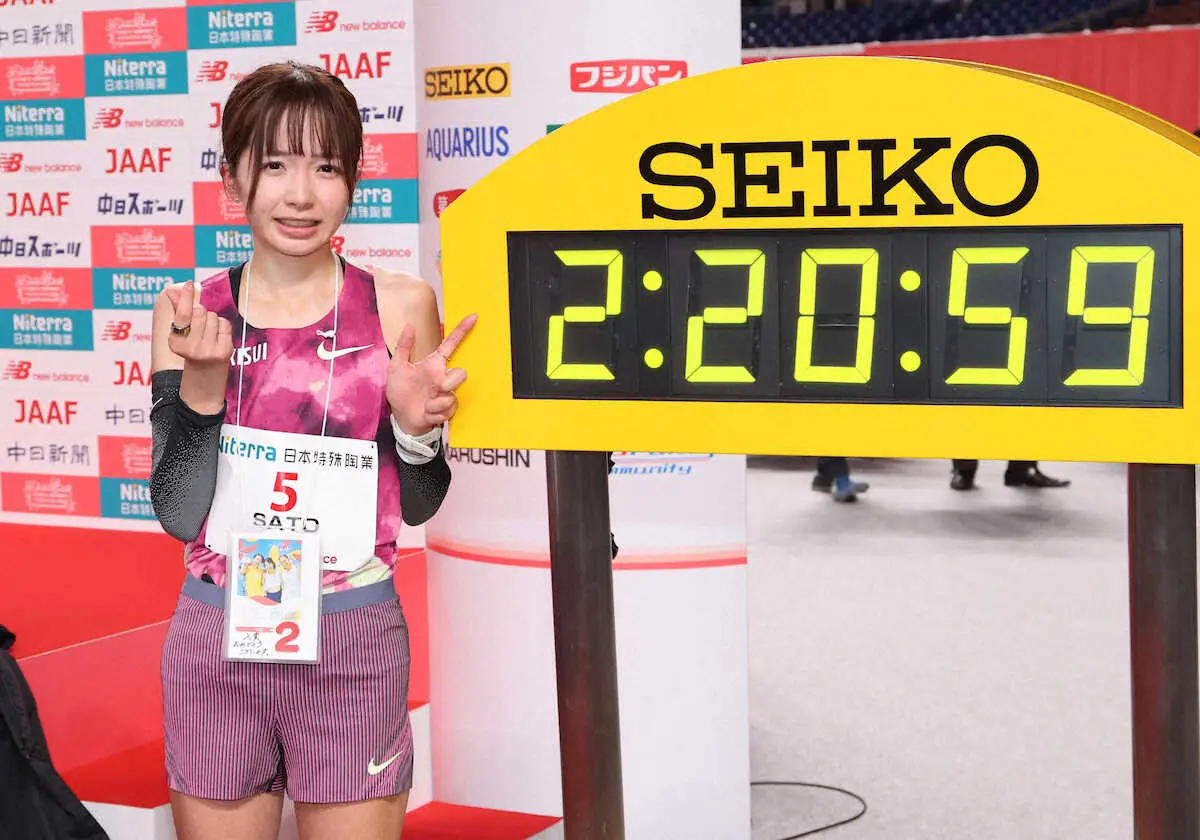【画像・写真】＜名古屋ウィメンズマラソン＞2時間20分台でゴールし、タイムボードの前で記念撮影する佐藤早也伽（撮影・椎名　航）