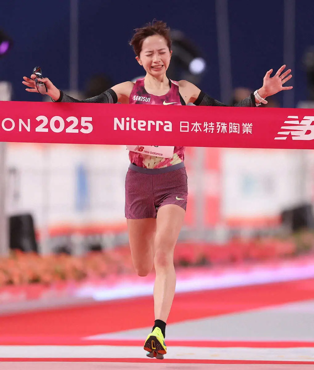 【画像・写真】＜名古屋ウィメンズマラソン＞日本人トップの全体2位でゴールする佐藤早也伽（撮影・椎名　航）