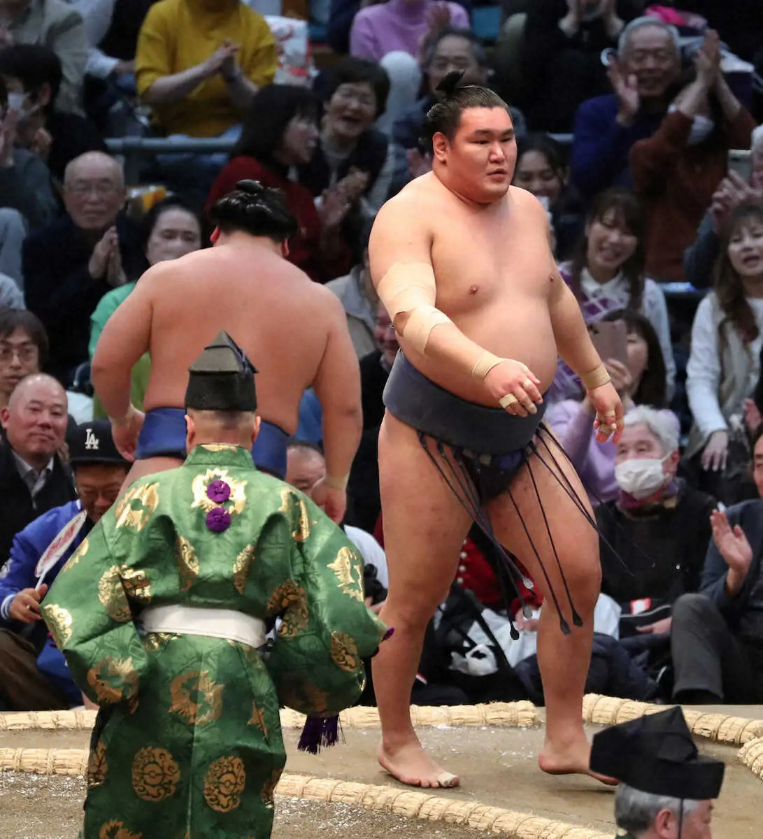 【画像・写真】新横綱・豊昇龍　待望1勝！鬼の形相で連敗阻止、結びの一番大盛り上がり　琴桜も初白星、大の里は連勝