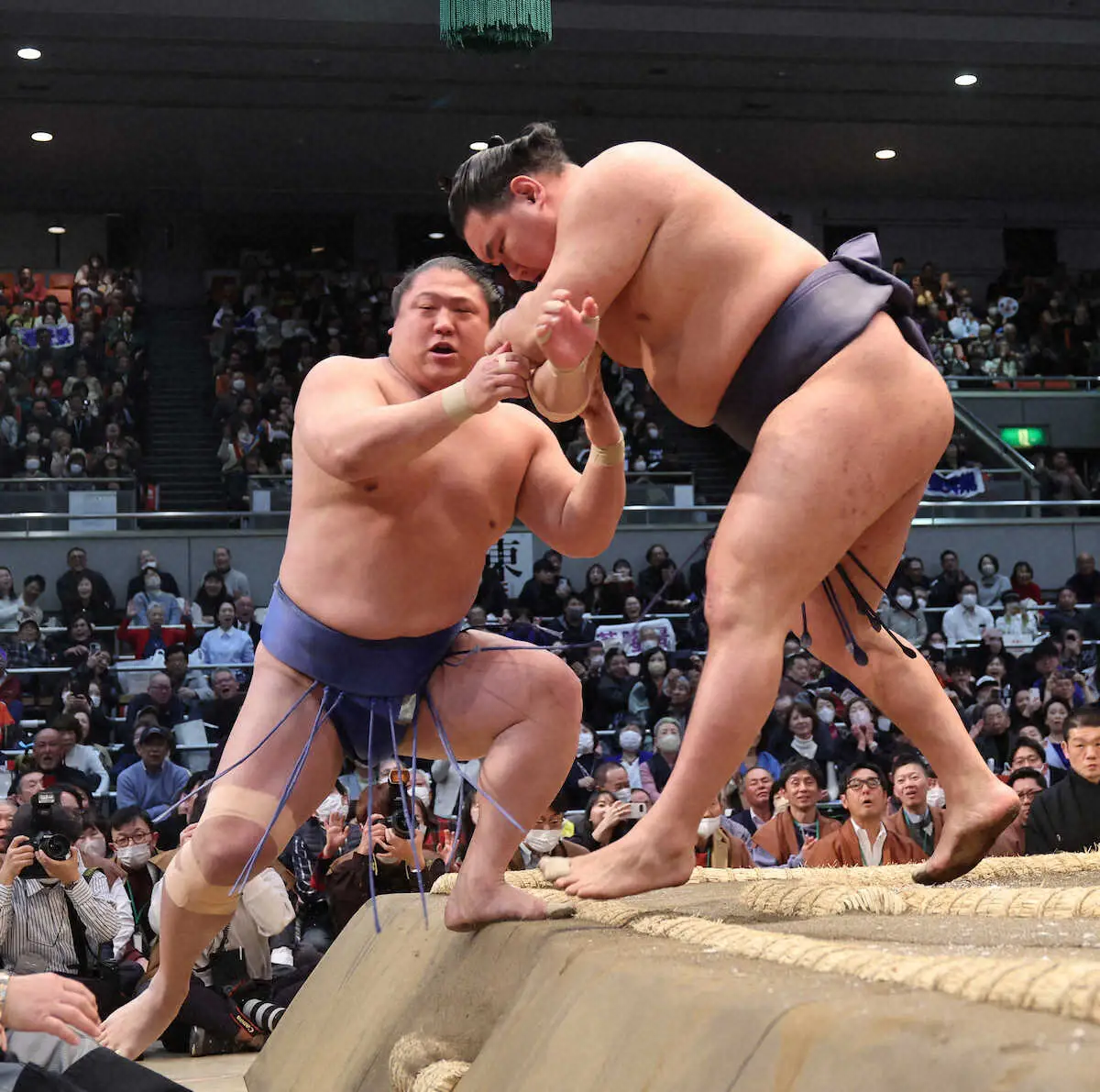 【画像・写真】＜春場所2日目＞若隆景（左）を寄り切って横綱初勝利を挙げた豊昇龍（撮影・長嶋　久樹）