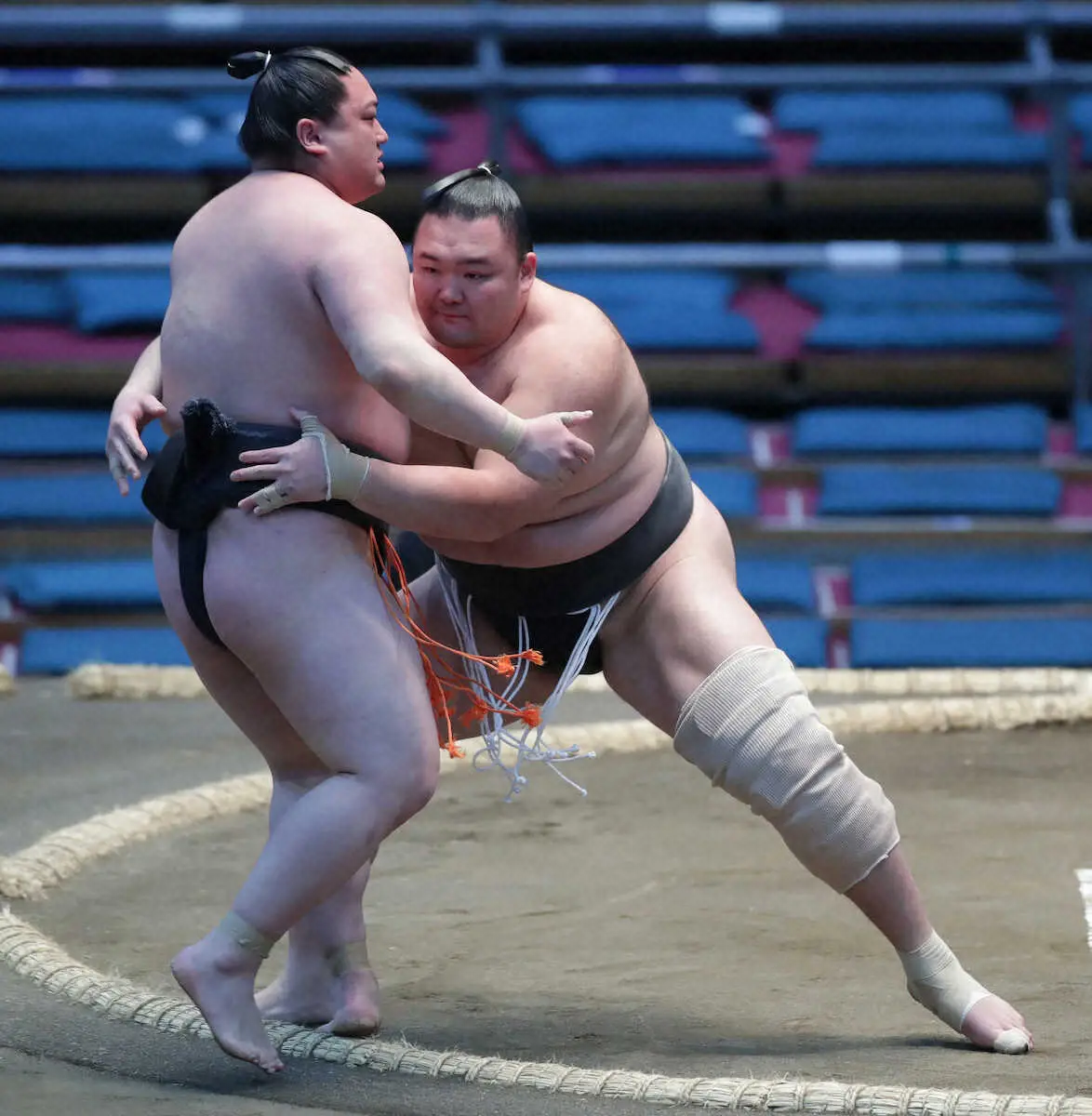 【画像・写真】元大関・朝乃山が大歓声の中で連勝「戻ってこられたなと」　初日の236日ぶり白星後、師匠や母から祝福