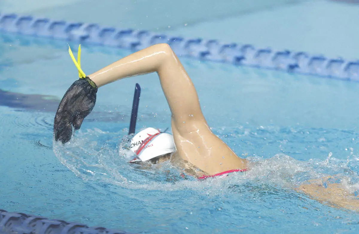 【画像・写真】アクアミットを着けてトレーニングする池江（撮影・五島　佑一郎）　