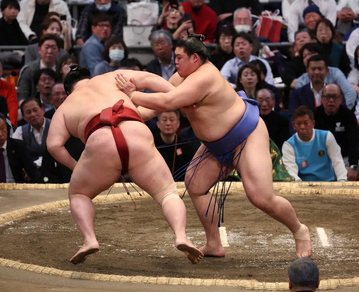 【画像・写真】＜大相撲春場所6日目＞押し出しで隆の勝を破る大の里（右）（撮影・後藤　正志）