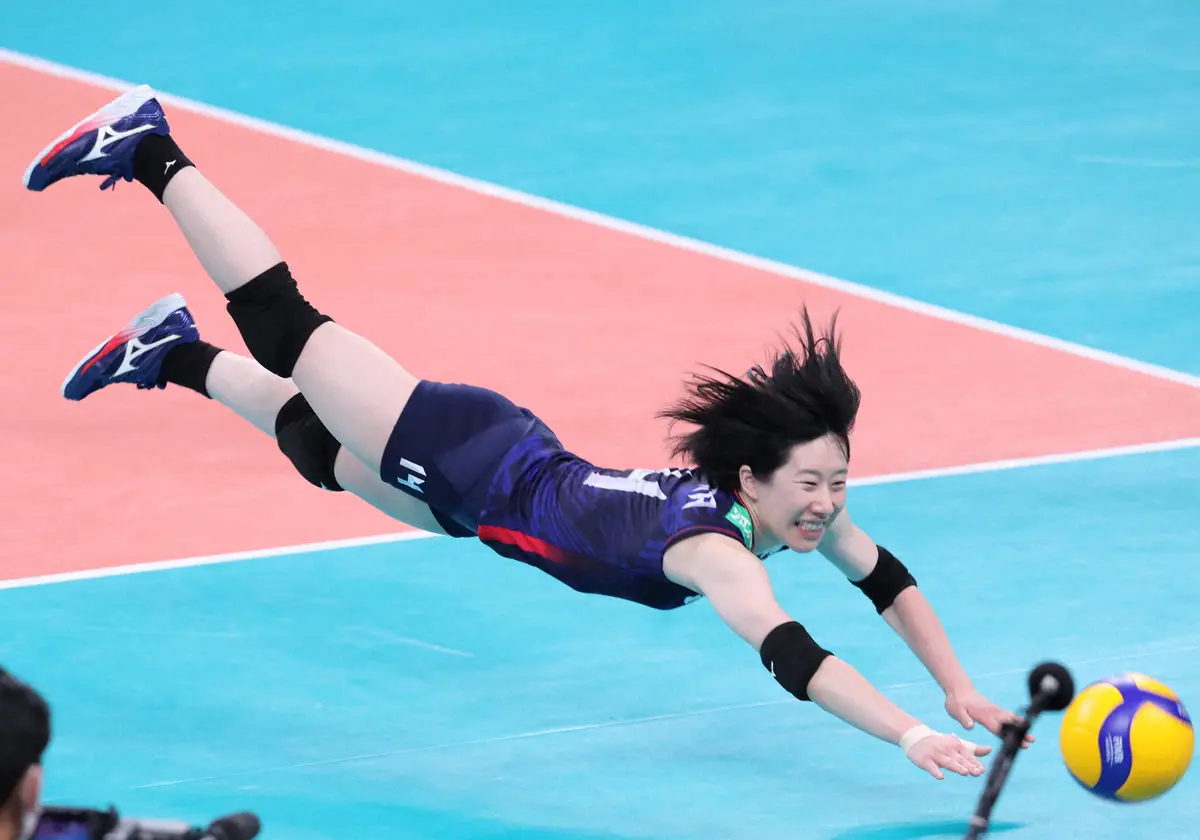 【画像・写真】国際親善試合でボールに飛び込む小幡真子（2021年）