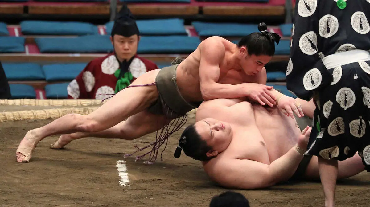 【画像・写真】体重74・2キロ山藤が幕下初勝利　「回り込めて中に入れた」　167・7キロ出沼を下手投げで破る
