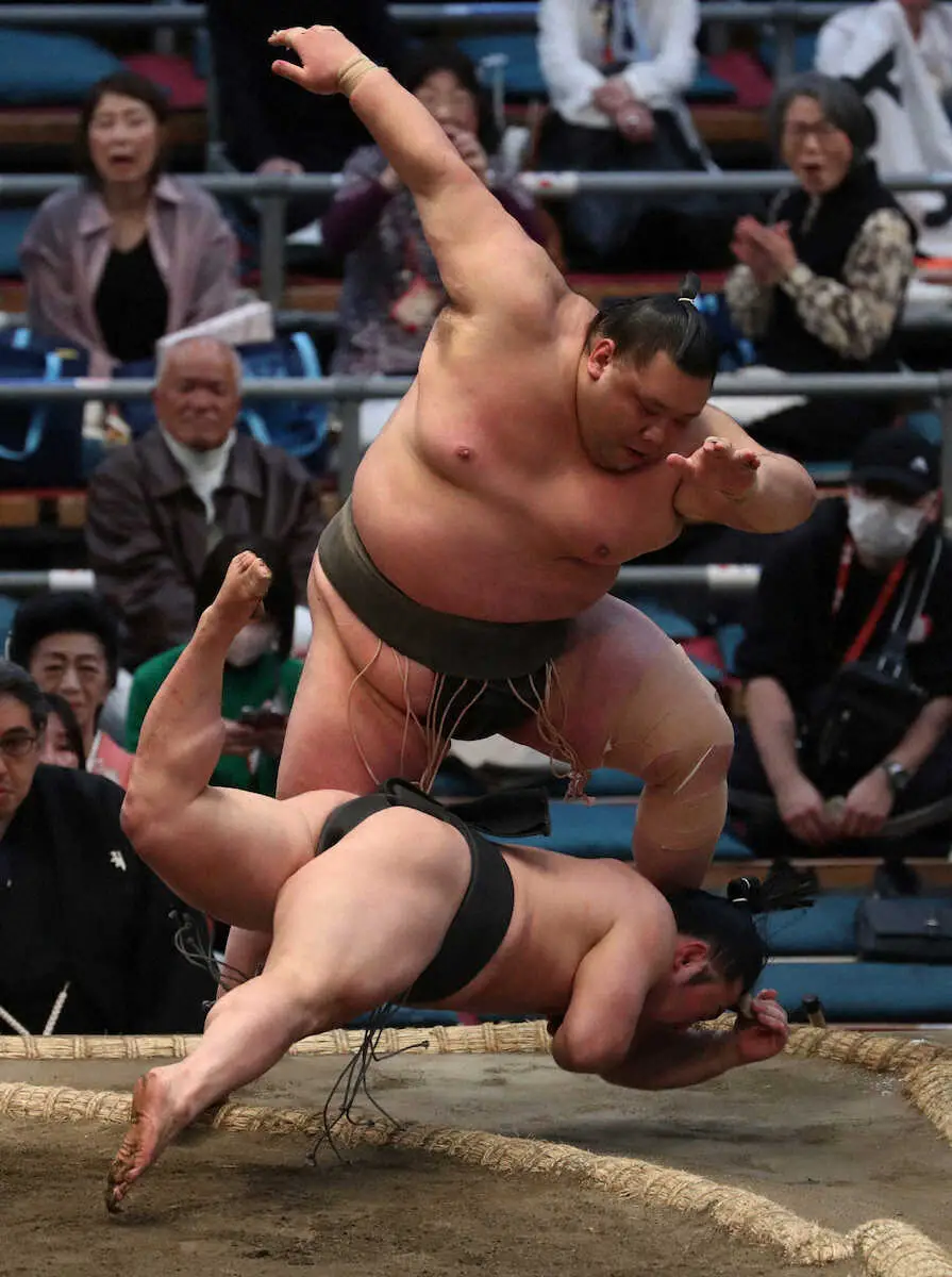 【画像・写真】炎鵬、物言いがつくも初黒星で4勝1敗　脊髄損傷から序ノ口で復帰して5場所目