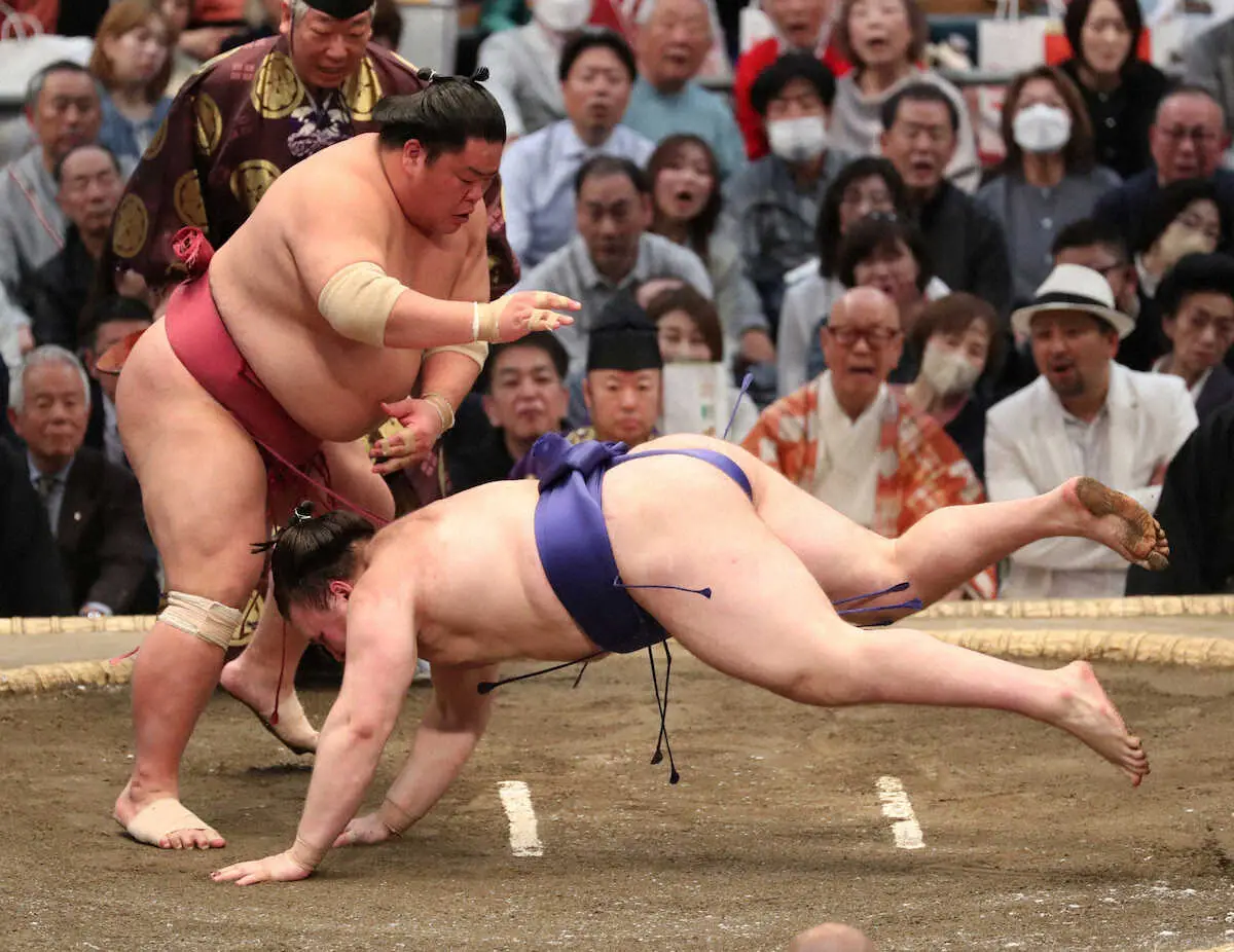 【画像・写真】大の里が痛恨3敗目…悲願初Vへ高安が11勝2敗で再び単独首位！琴桜はカド番脱出　3敗勢一気に消滅