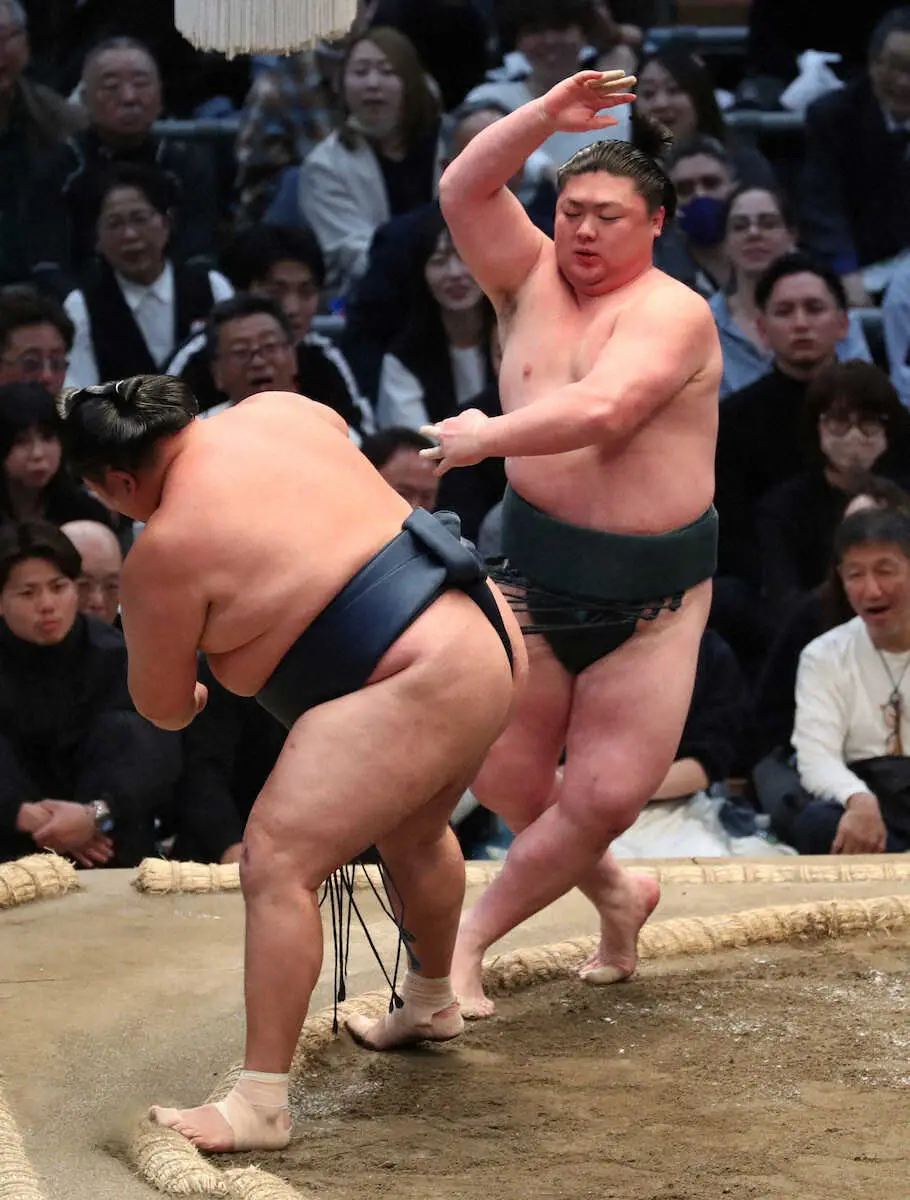 【画像・写真】＜大相撲春場所14日目＞時疾風（右）は突き落としで玉鷲を破る　（撮影・奥　調）