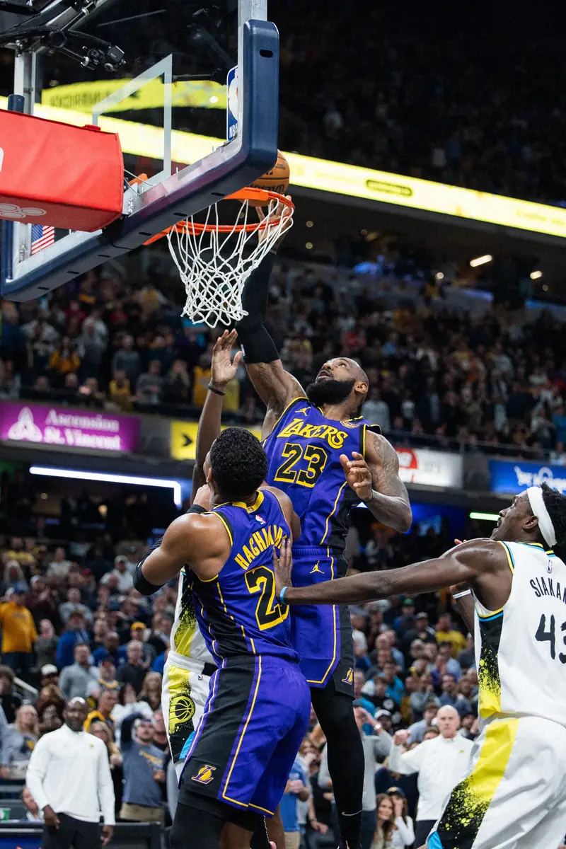 【画像・写真】レブロン“神の手”ブザービーター！連続2桁得点記録が途絶える危機から逆転勝利貢献　試合後に八村を称賛