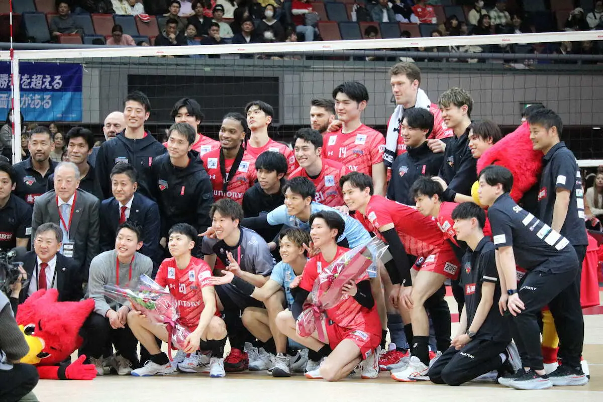 【画像・写真】【SVリーグ】サントリー鳥飼亜斗夢と西田寛基が勇退セレモニー、6500人が見守る中で「愛は勝つ」