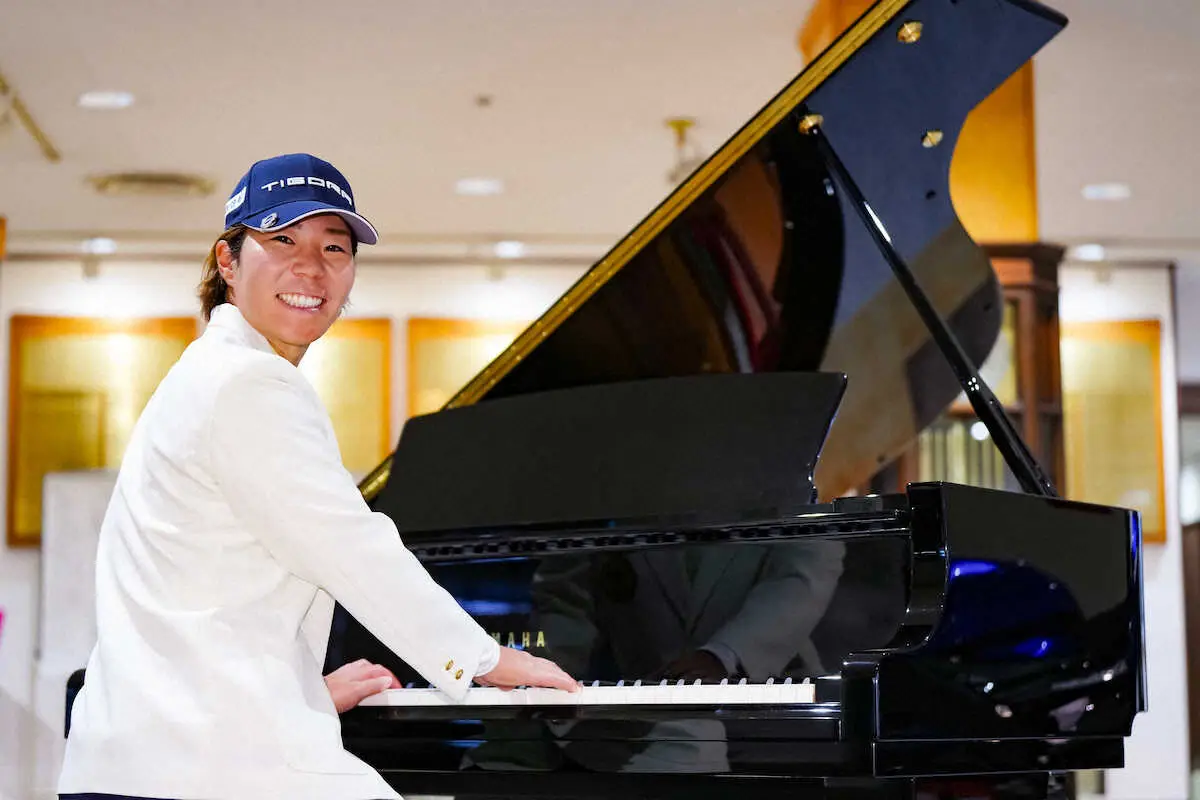 【画像・写真】優勝副賞のグランドピアノの前で笑顔を見せる穴井詩（撮影・会津　智海）