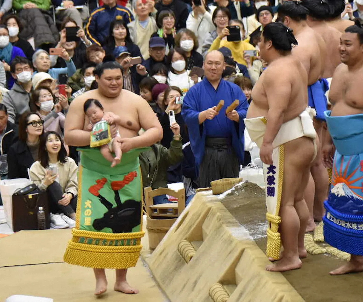 【画像・写真】赤ちゃんを抱いて土俵入りする大の里