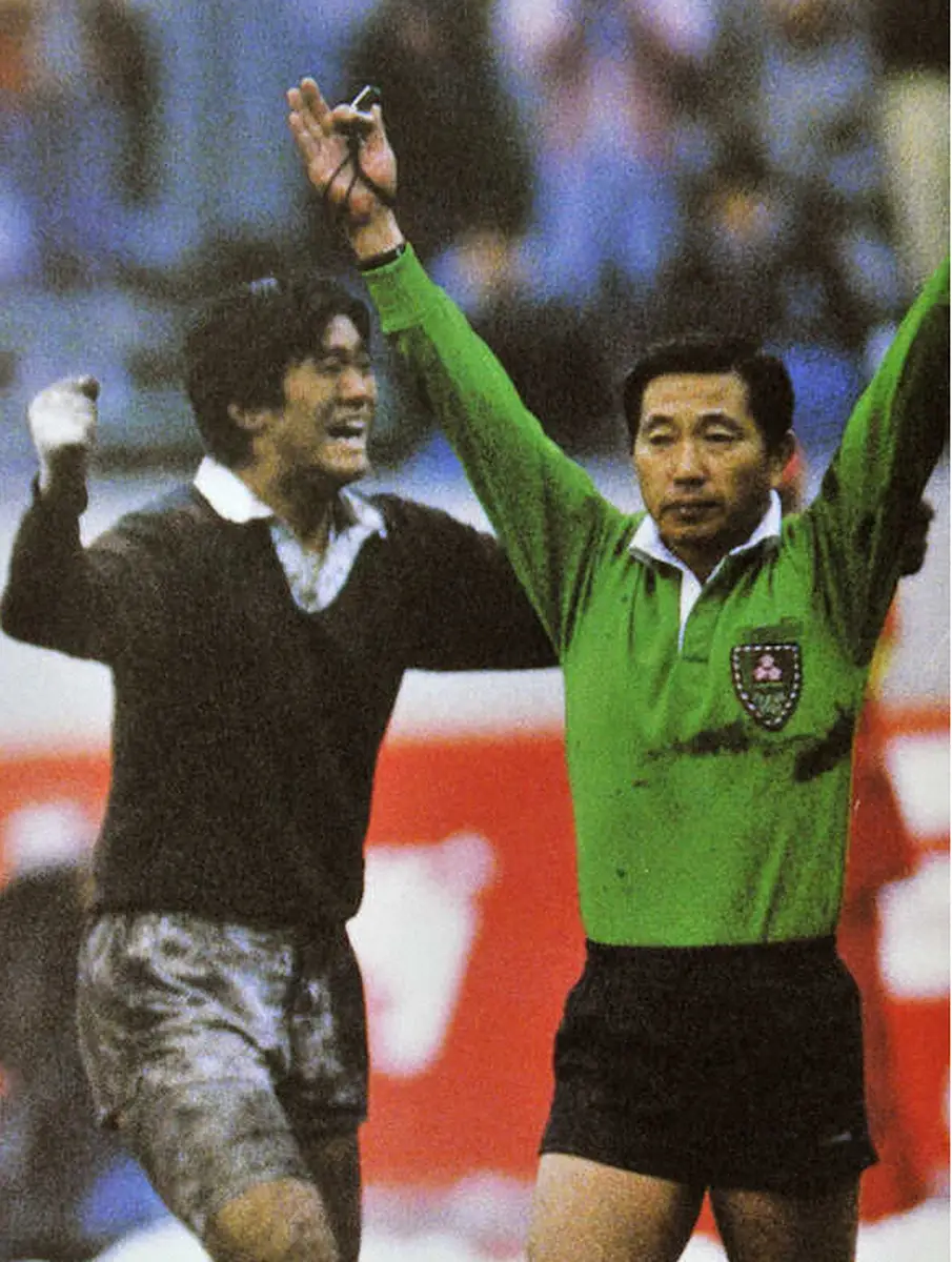 【画像・写真】1987年12月、「雪の早明戦」で審判を務める真下昇さん（右）＝国立競技場（ラグビーマガジン提供）