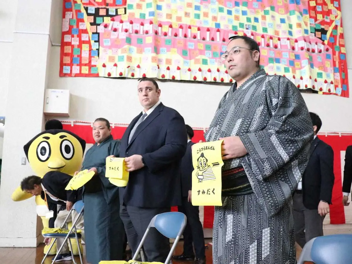 【画像・写真】相撲協会が墨田区の新1年生に特製ランドセルカバー贈呈　元関脇・碧山の岩友親方らが小学校で手渡し