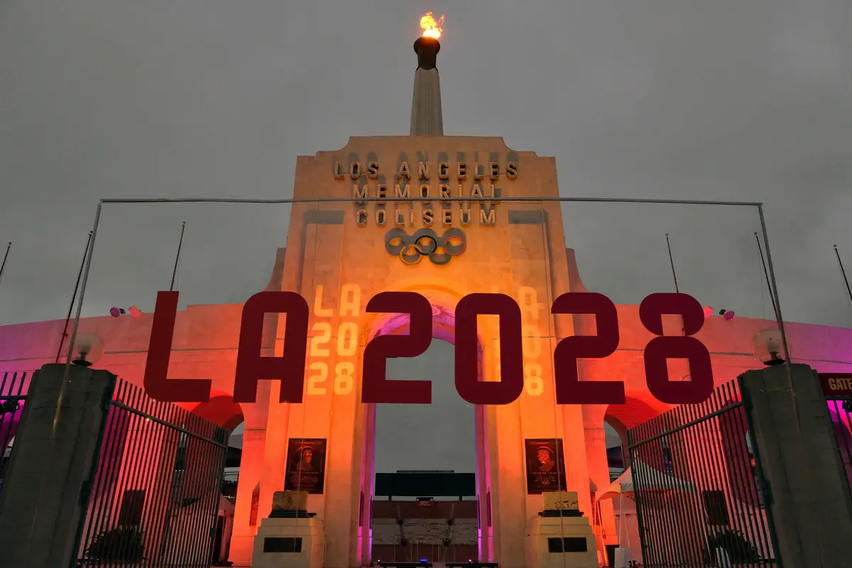 【画像・写真】ロサンゼルス・メモリアル・コロシアムの聖火台前に設置された「LA2028」の文字（AP）