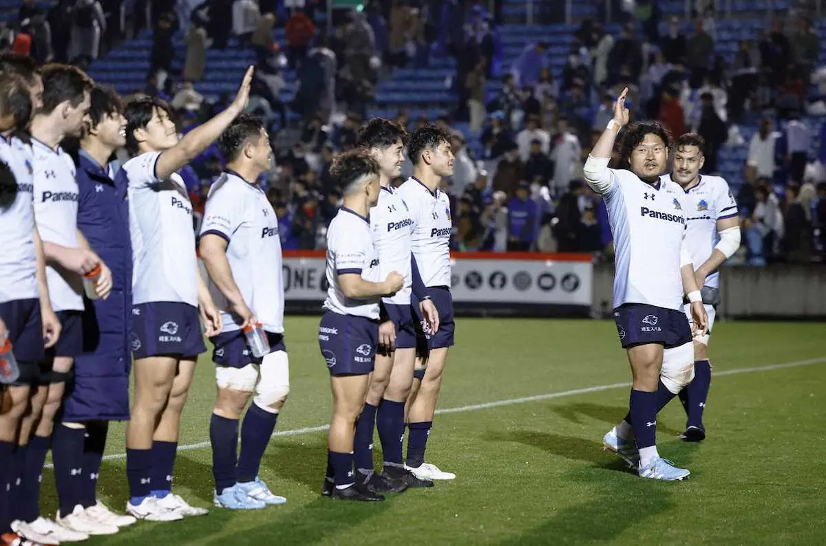 【画像・写真】三重に勝利した稲垣（右から2人目）ら埼玉フィフティーン＝秩父宮