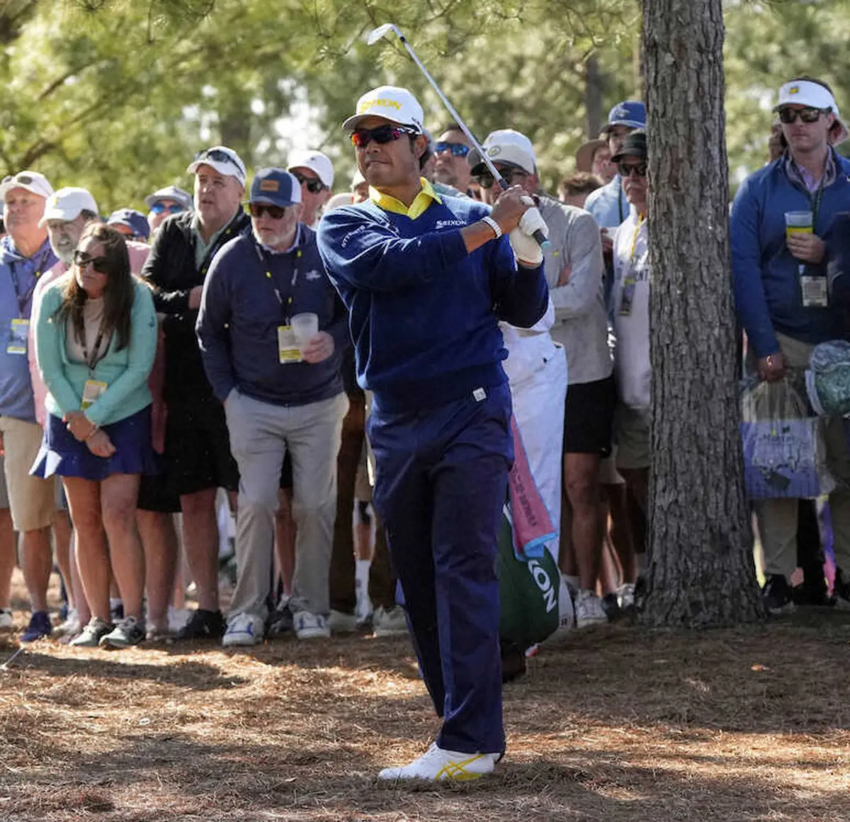 【画像・写真】1番、松林からアイアンショットを放つ松山英樹（AP）