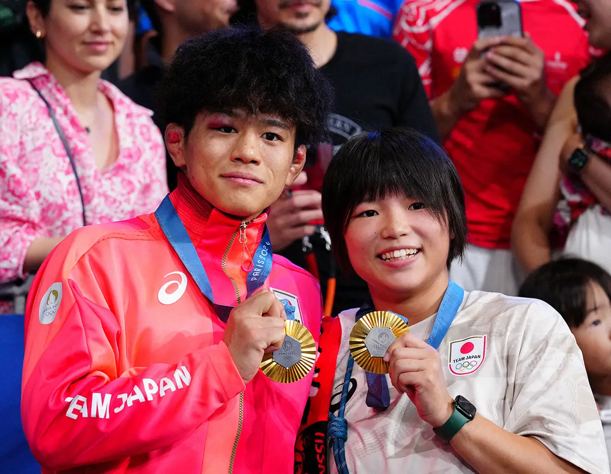 【画像・写真】2024年8月のパリ五輪で、金メダルを手に笑顔の清岡幸大郎（左）と桜井つぐみ