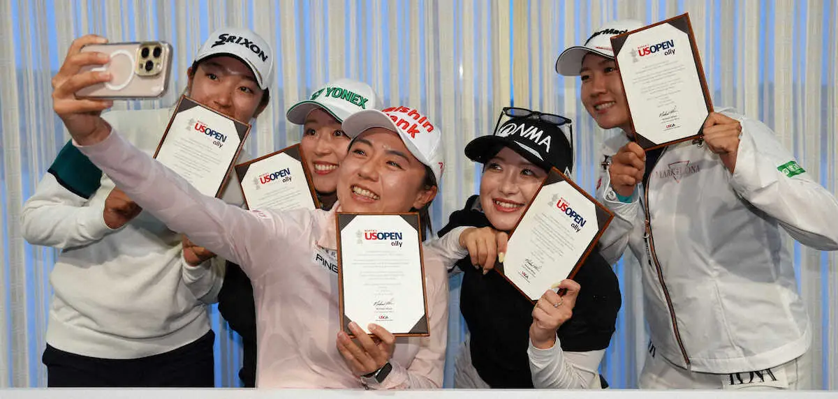 【画像・写真】全米女子オープン出場を決めゴールデンチケットを手に笑顔を見せる（左から）長沢愛羅、池羽陽向、サイ・ペイイン、林菜乃子、泉田琴菜（撮影・西尾　大助）