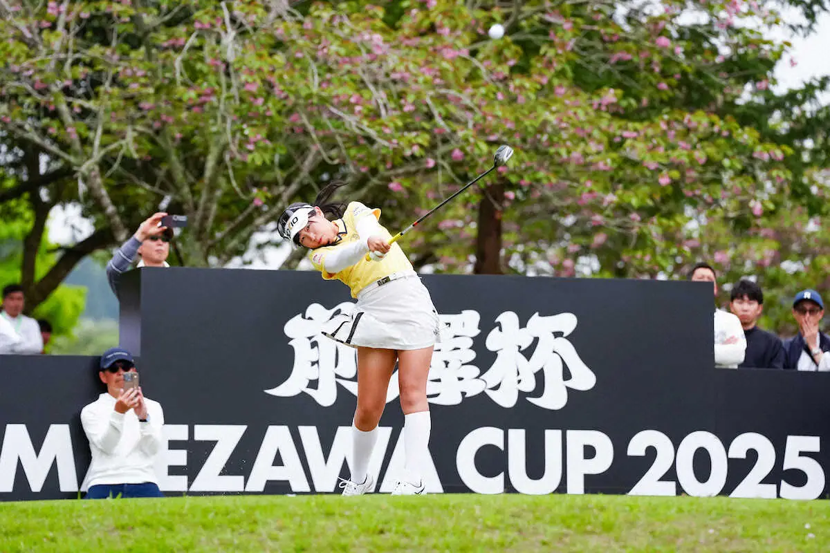 【画像・写真】＜2025前澤杯プロアマ初日＞13番、ティーショットを放つ菅沼菜々（左奥はスマートフォンを構える前澤友作氏）（撮影・会津　智海）