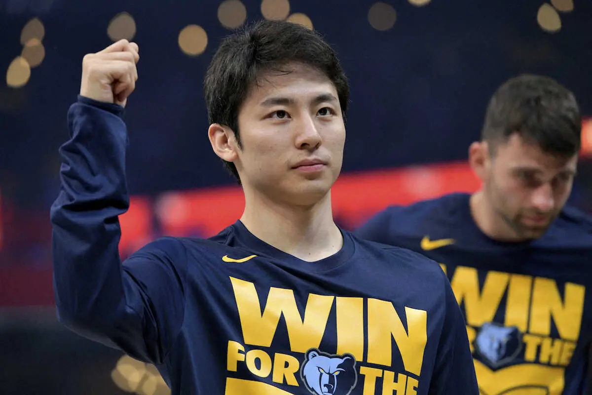 【画像・写真】【NBA】グリズリーズ大ピンチ…モラントが相手と激しく接触して腰負傷　河村勇輝も心配な表情に