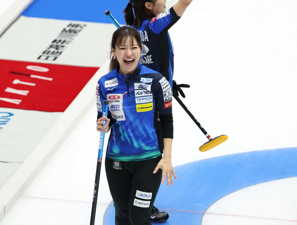 【画像・写真】笑顔を見せるロコ・ソラーレの吉田知