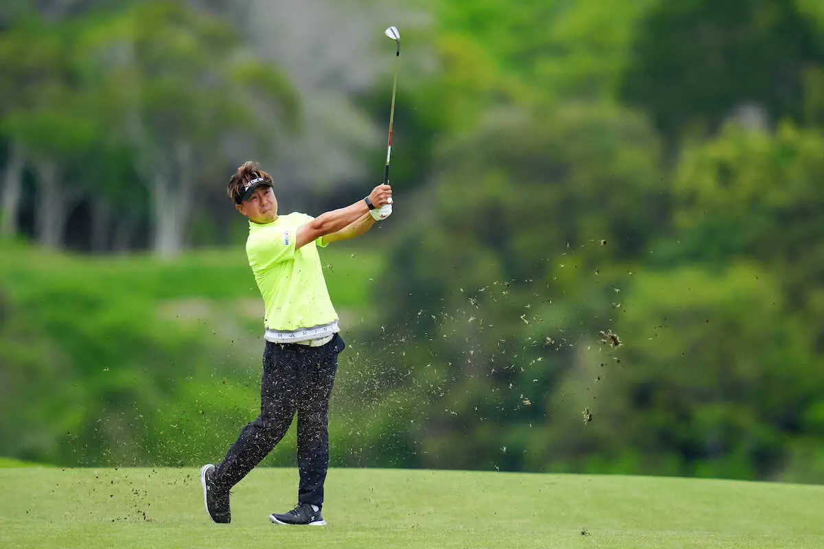 【画像・写真】＜2025前澤杯第2日＞18番、第2打を放つ塚田よおすけ（撮影・会津　智海）