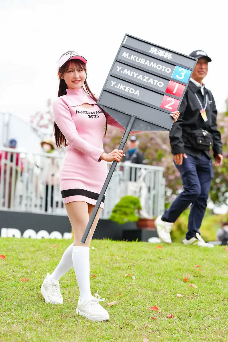 【画像・写真】＜2025前澤杯第2日＞笑顔を見せるラウンドガール（撮影・会津　智海）