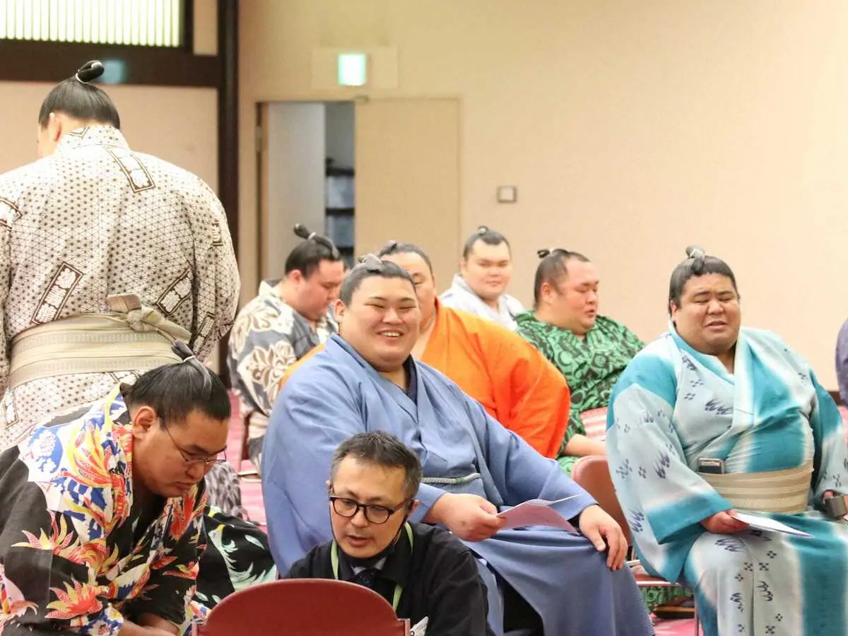 【画像・写真】＜力士会＞笑顔を見せる大の里（中央）